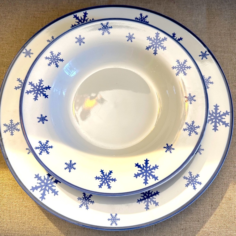Snowflake dinnerware